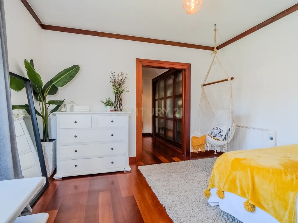 Luxuosa Moradia Isolada com jardim Privado na Venda do Pinheiro - Image 20